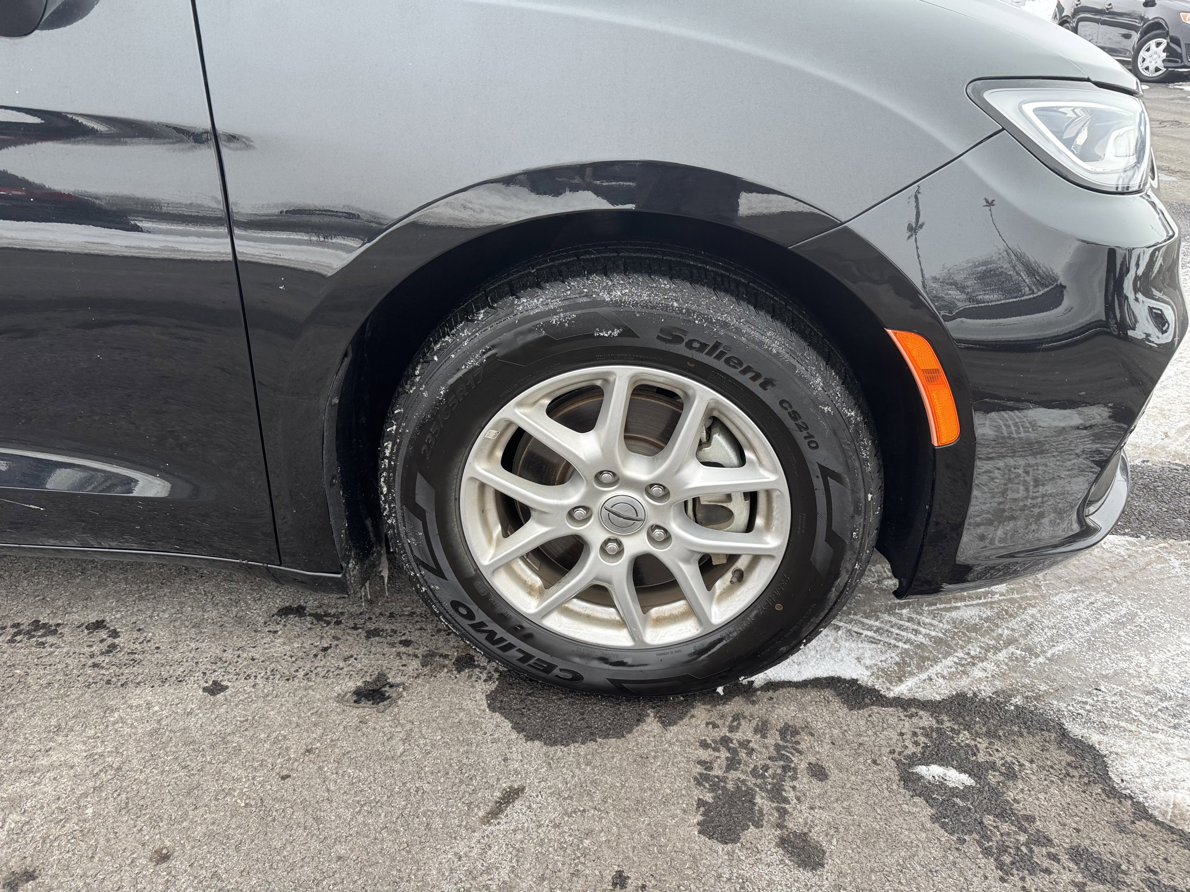 Used 2023 Chrysler Pacifica Touring-L image 32