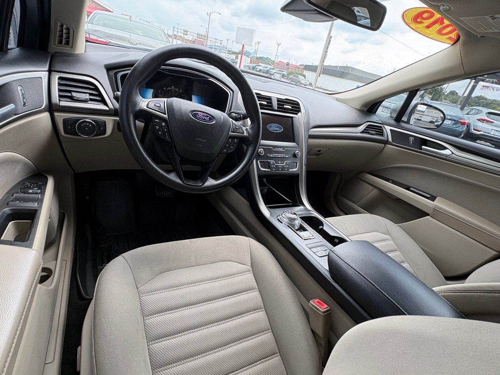 Used 2019 Ford Fusion SE FWD image 10