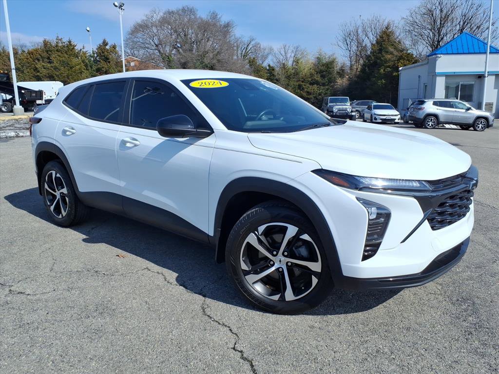 Used 2024 Chevrolet Trax RS w/ Driver Confidence Package image 2