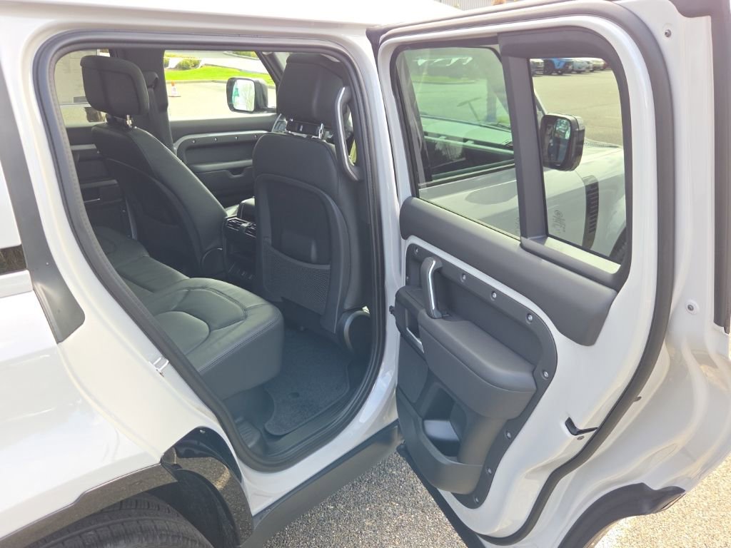 New 2026 Land Rover Defender 110 X-Dynamic SE AWD/4WD image 17