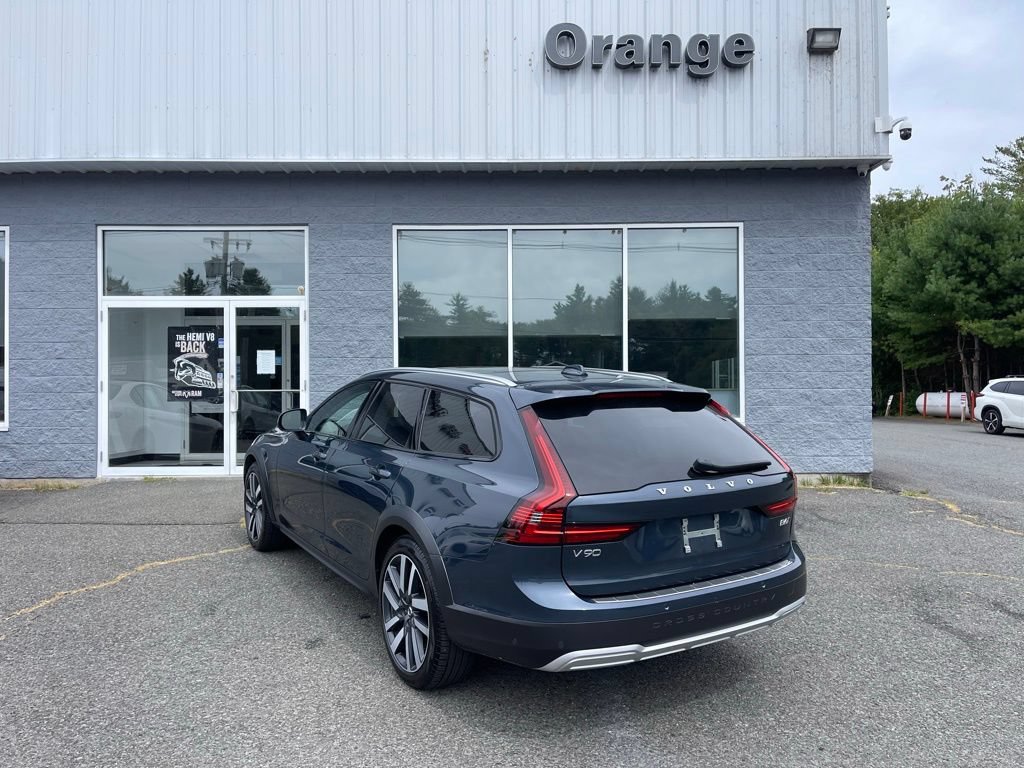 Used 2025 Volvo V90 B6 Cross Country Plus w/ Protection Package Premier AWD/4WD image 4