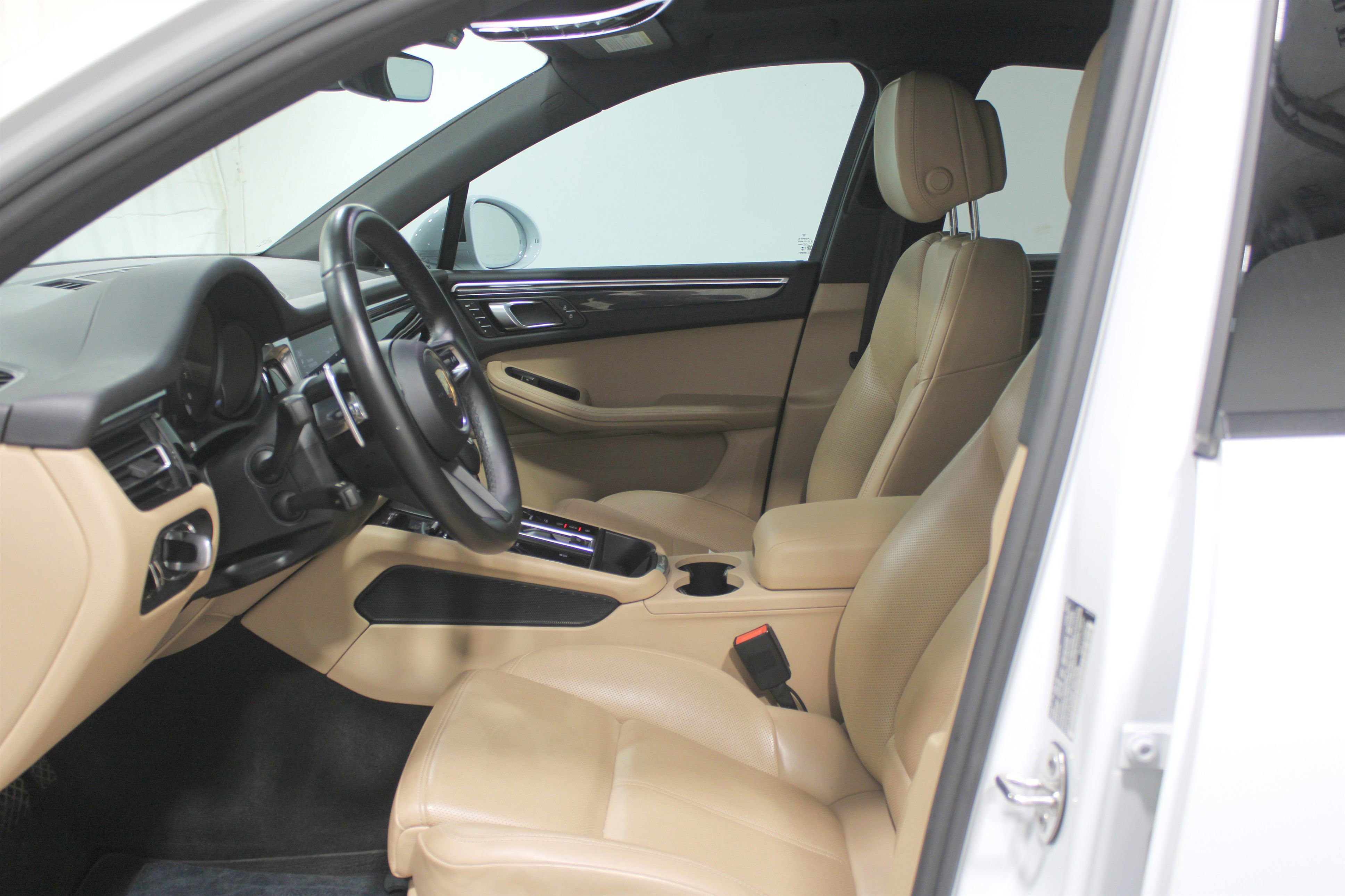 Used 2024 Porsche Macan Turbo image 3