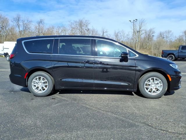 New 2026 Chrysler Pacifica Select image 8