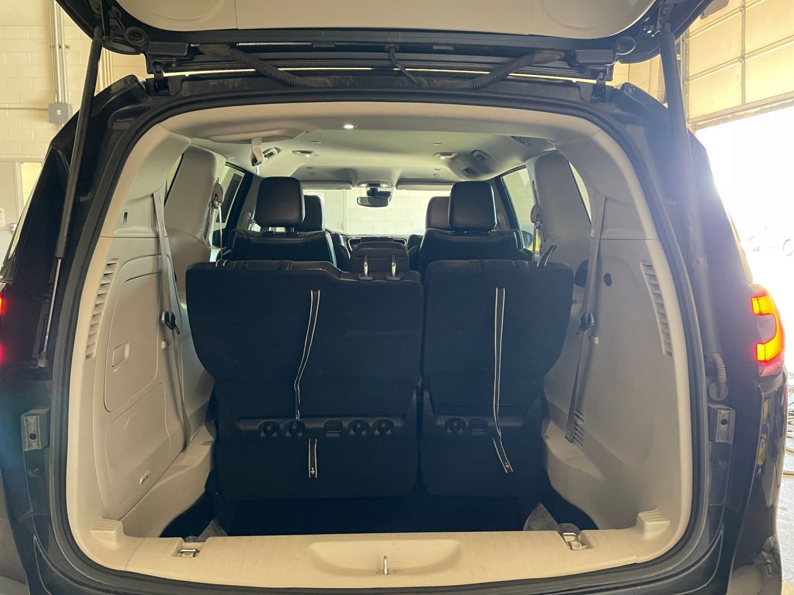 Used 2023 Chrysler Pacifica Touring-L image 33