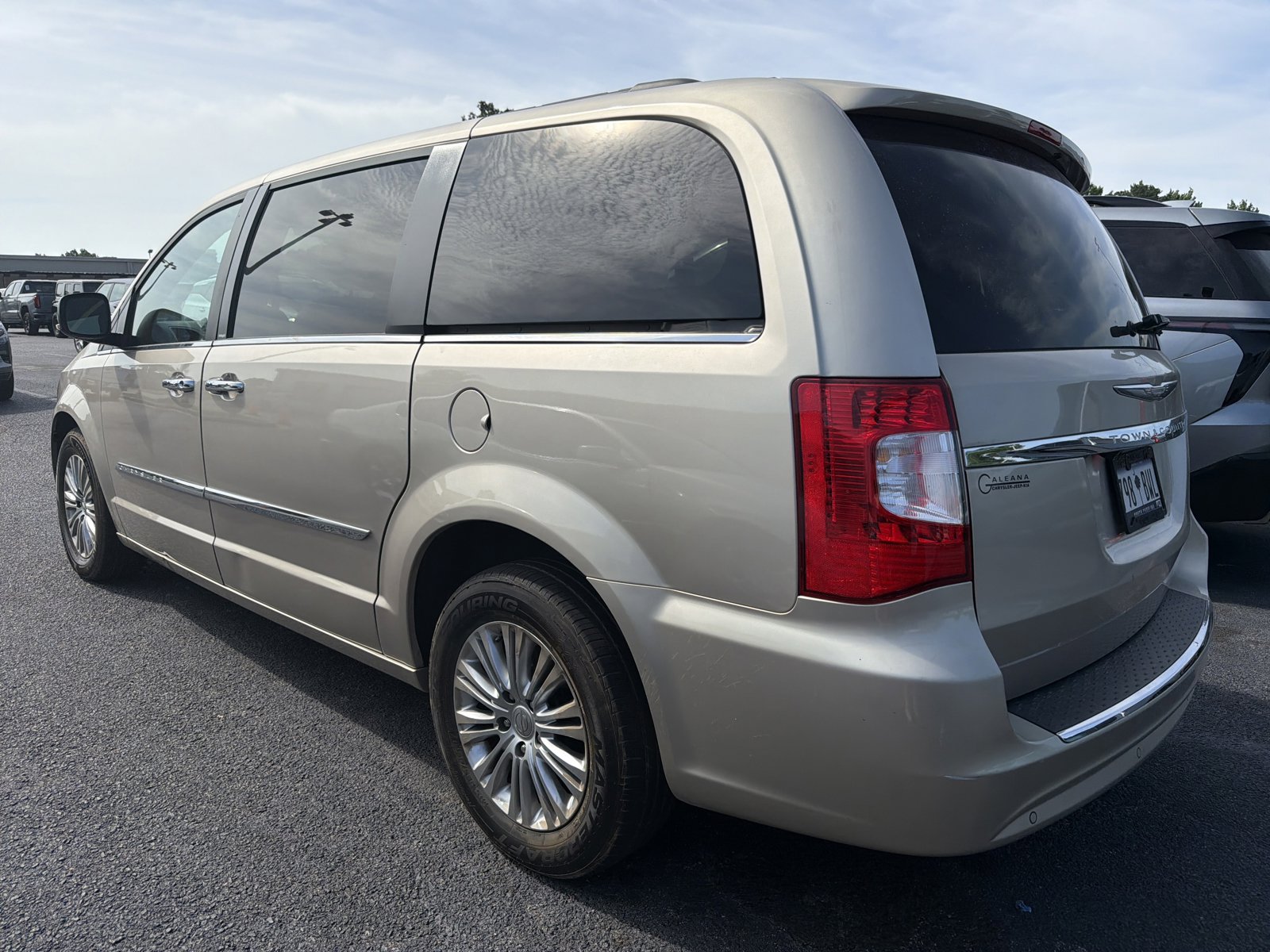 Used 2013 Chrysler Town & Country Touring-L w/ Driver Convenience Group image 11