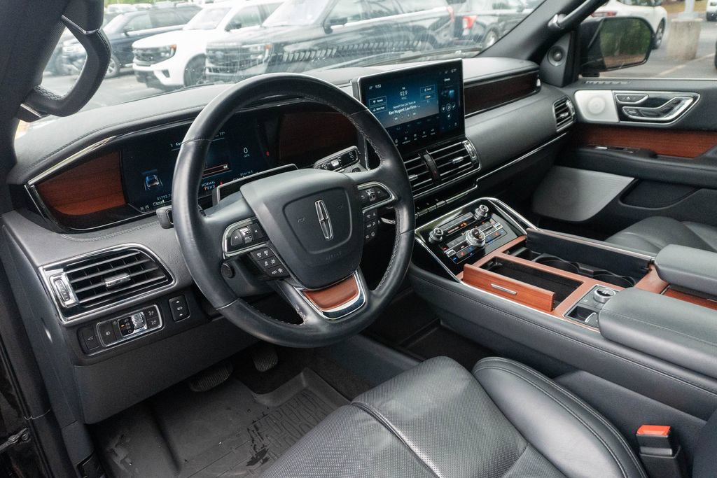 Used 2022 Lincoln Navigator L Reserve RWD image 3