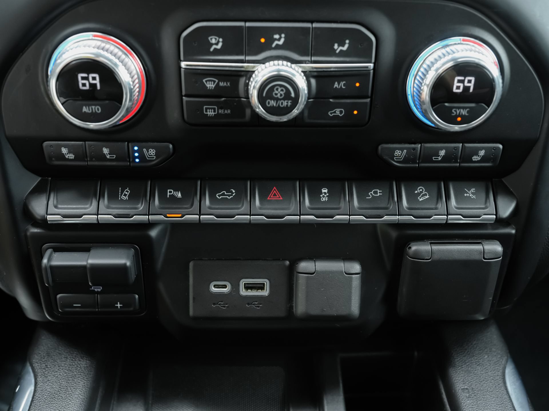 Used 2021 GMC Sierra 2500 AT4 w/ AT4 Premium Plus Package AWD/4WD image 17