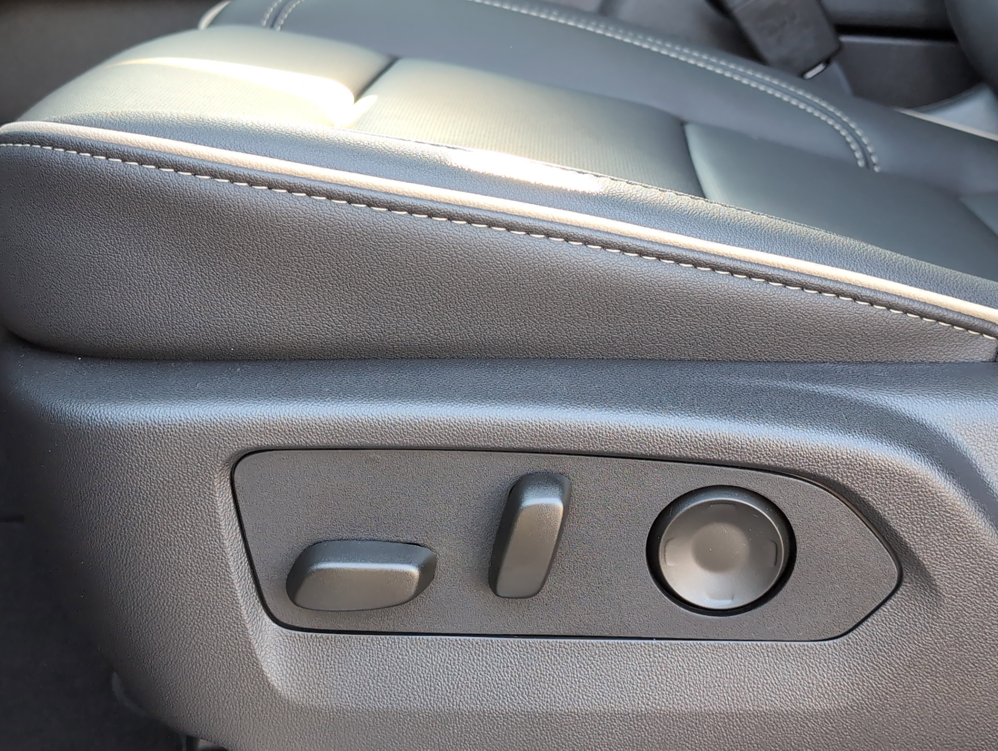 New 2025 Chevrolet Suburban Premier w/ Sun And Tow Package image 11