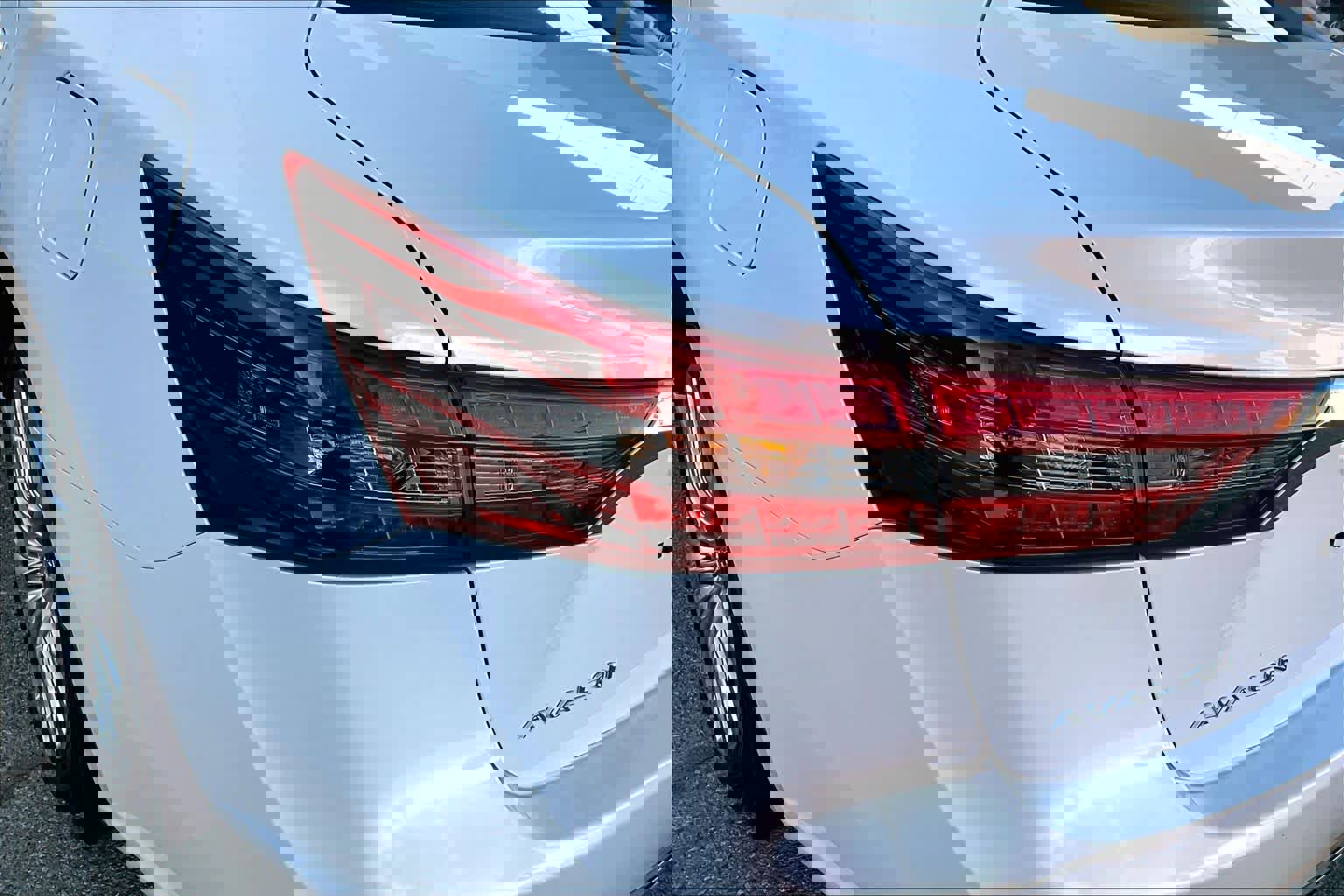 Used 2018 Toyota Avalon Limited image 28