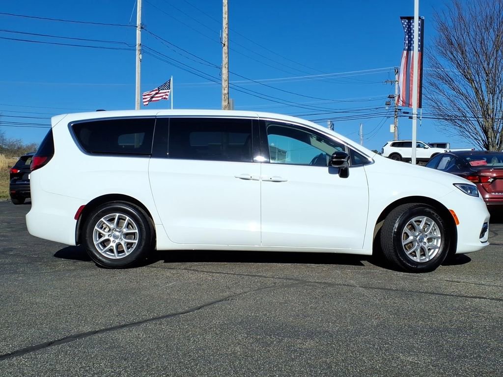 Used 2024 Chrysler Pacifica Touring-L image 2