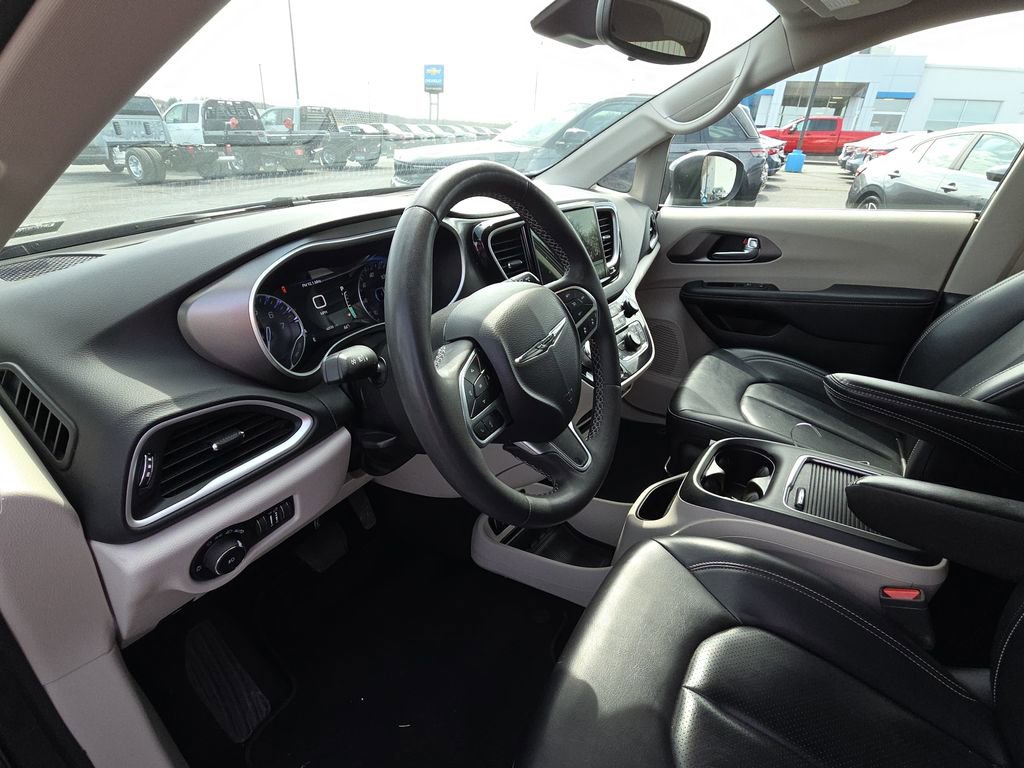Used 2023 Chrysler Pacifica Touring-L image 14
