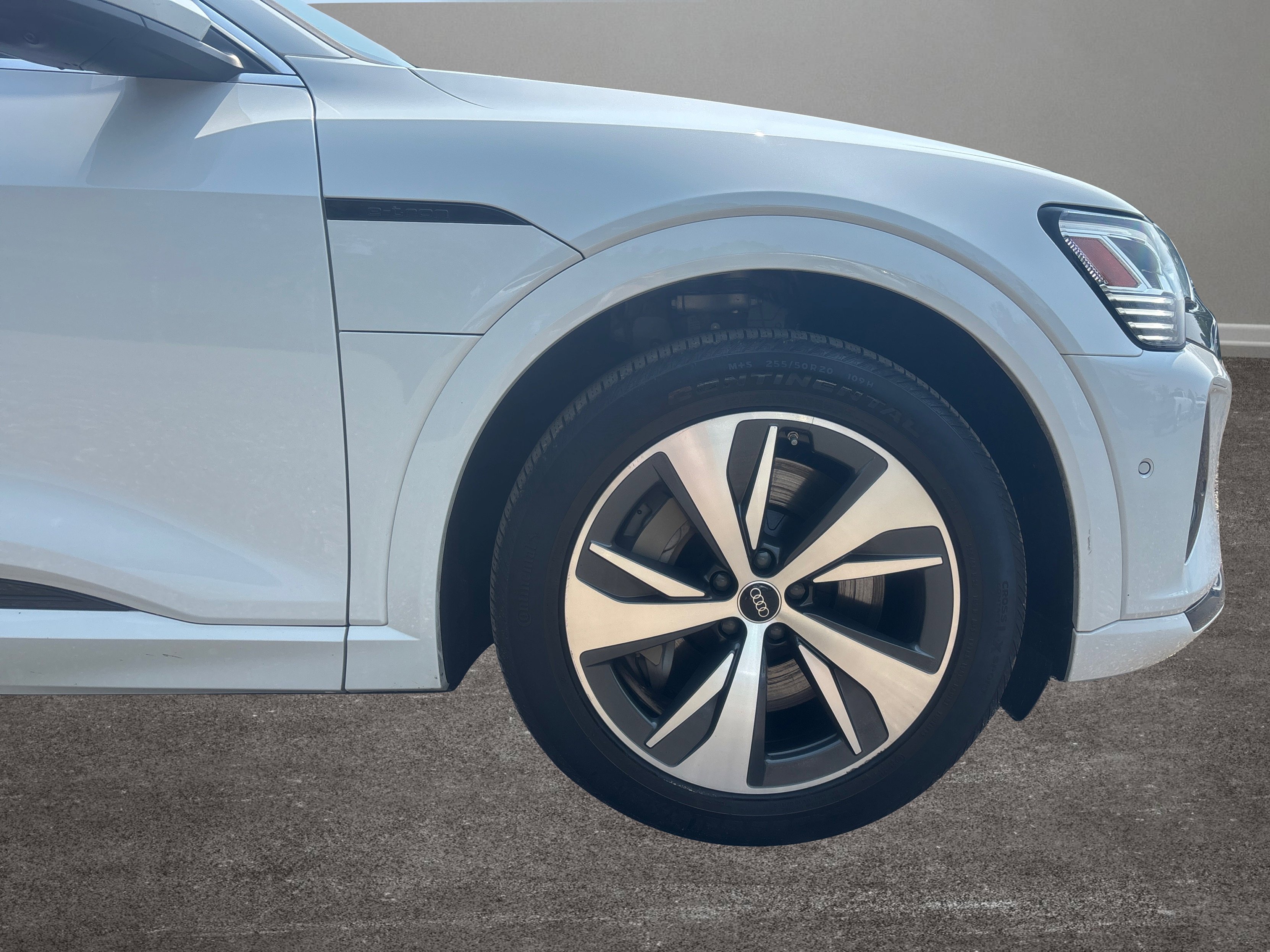 Used 2024 Audi Q8 e-tron Premium Plus w/ Premium Plus Package image 41