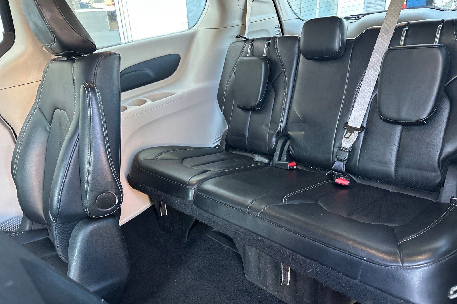 Used 2024 Chrysler Pacifica Select image 18