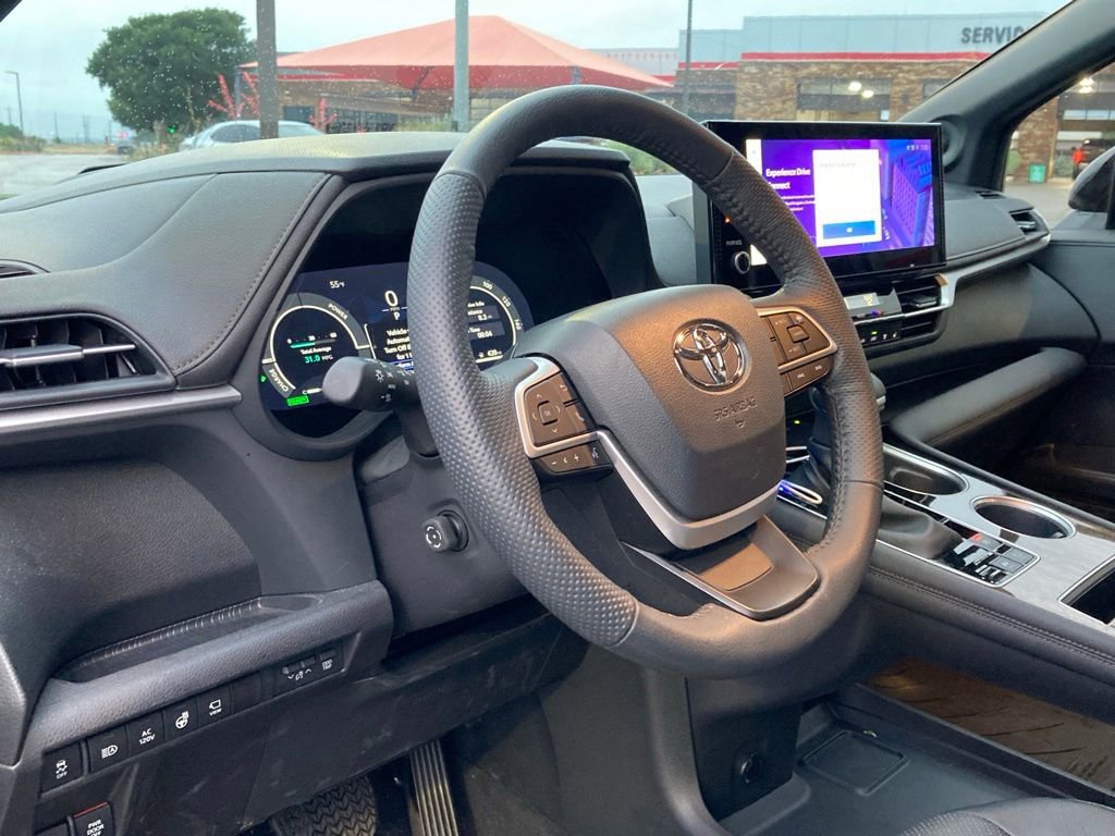 Used 2025 Toyota Sienna Platinum image 9