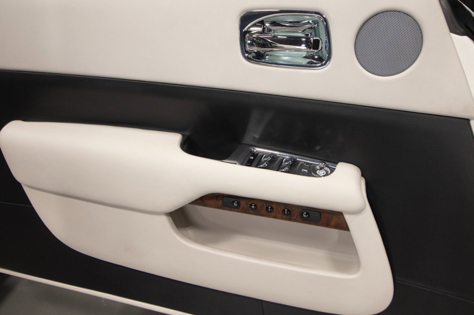 Used 2017 Rolls-Royce Dawn image 38