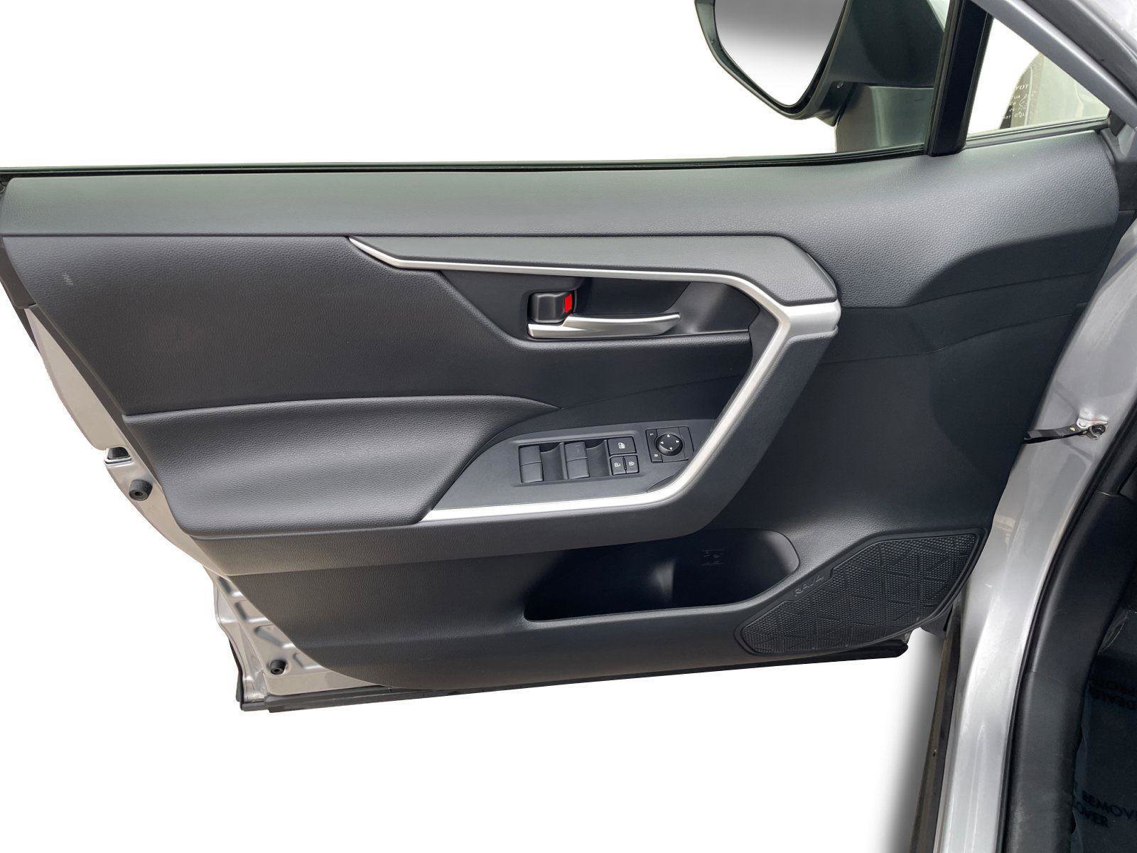 Used 2020 Toyota RAV4 XLE w/ Carpet Mat Package image 20