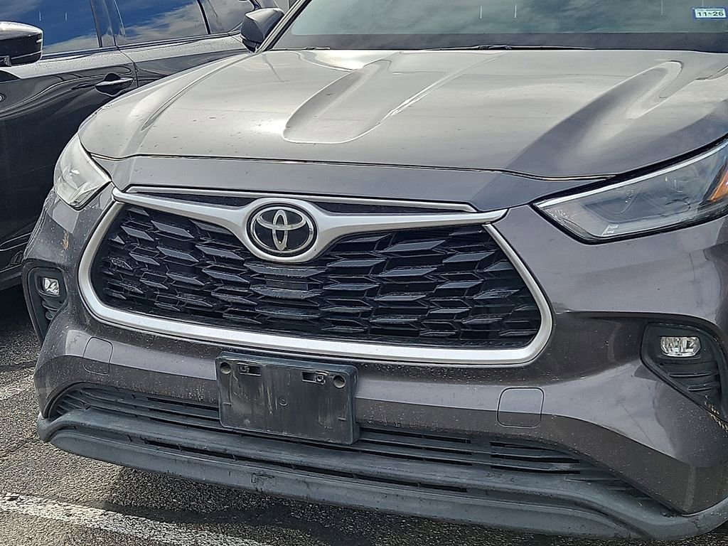 Used 2021 Toyota Highlander XLE FWD image 2