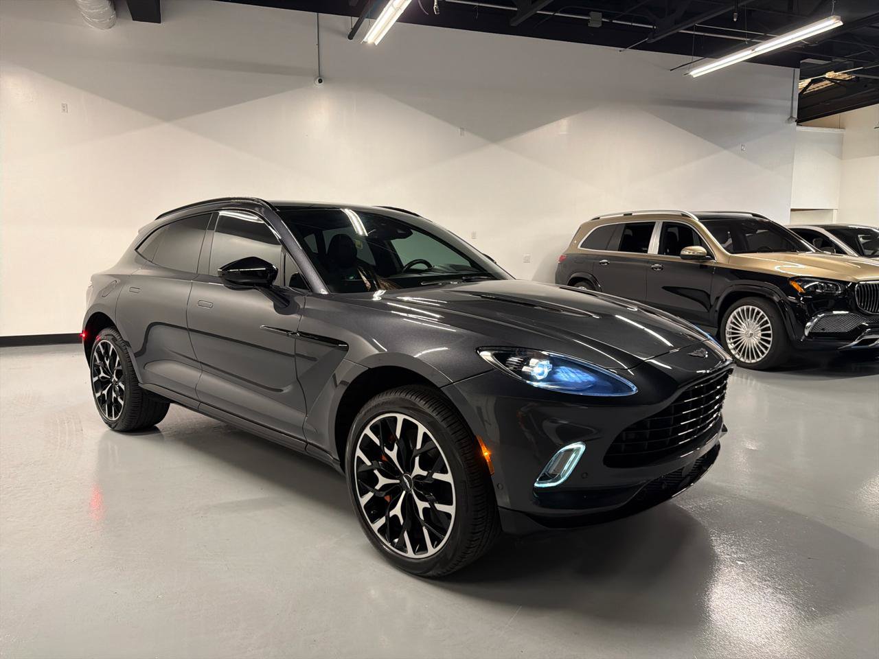 Used 2021 Aston Martin DBX AWD/4WD image 12