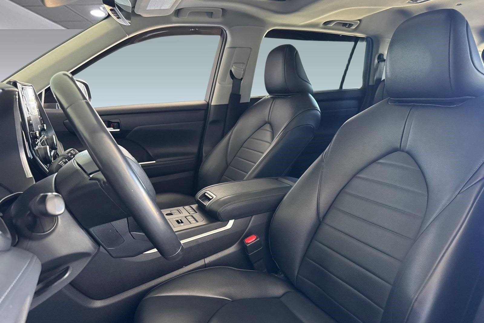 Used 2022 Toyota Highlander XLE AWD/4WD image 5