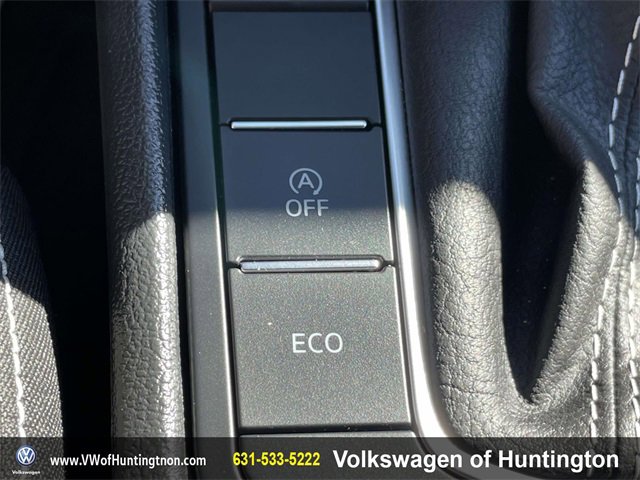 Certified 2025 Volkswagen Jetta SE w/ Sunroof Package image 30