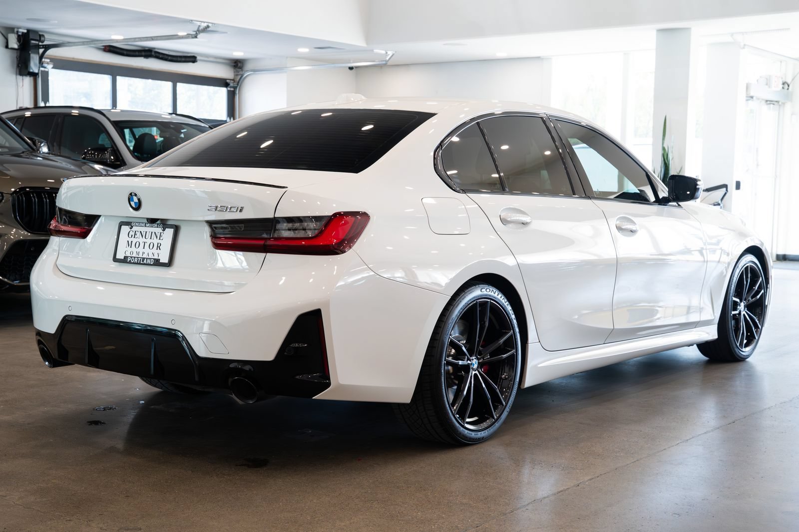 Used 2024 BMW 330i Sedan w/ M Sport Package RWD image 4