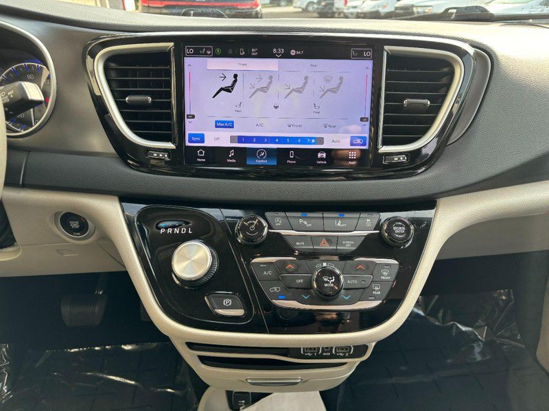 Used 2024 Chrysler Pacifica Touring-L FWD image 17