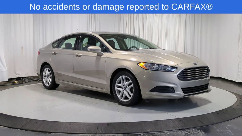 Used 2015 Ford Fusion SE image 2