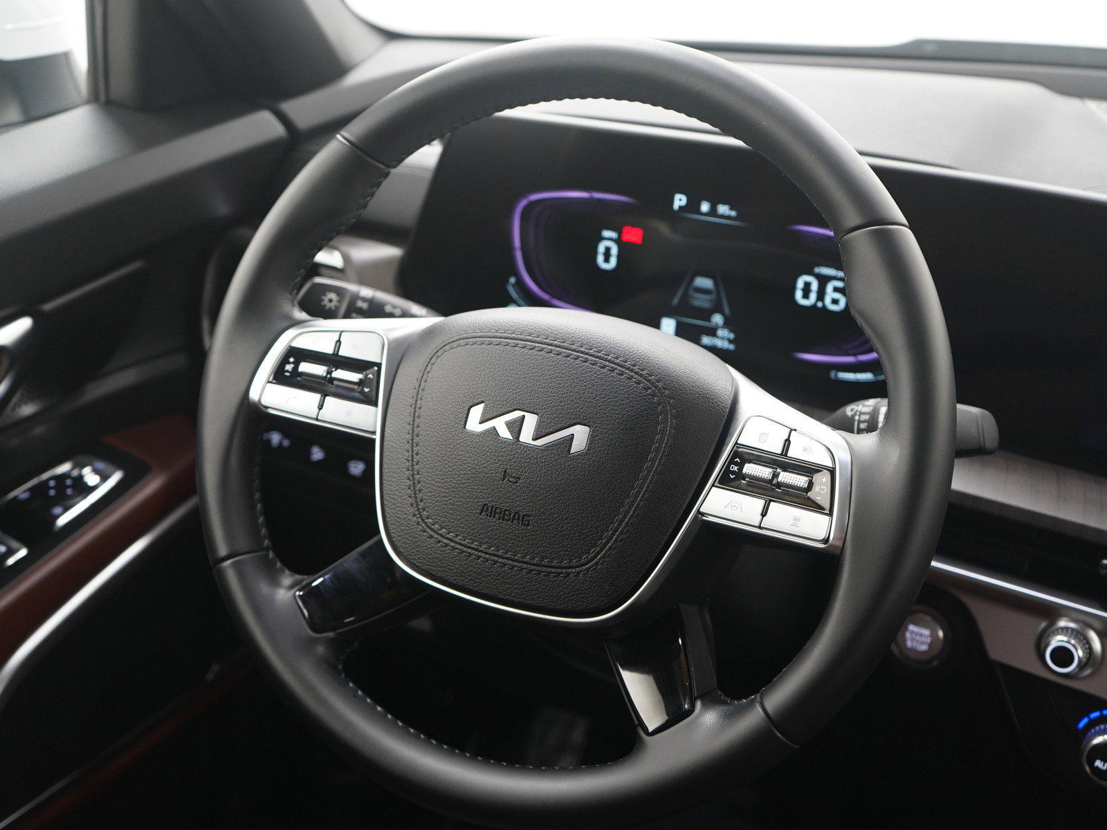 Used 2024 Kia Telluride EX w/ EX Captain's Chair Package image 15