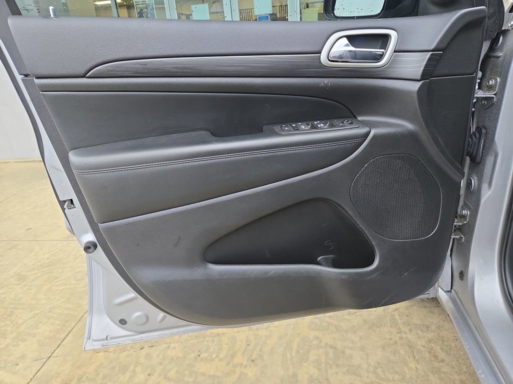 Used 2021 Jeep Grand Cherokee Laredo X image 12