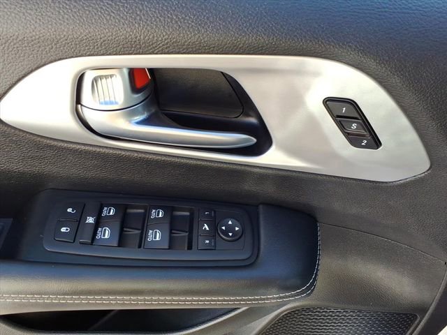 Used 2025 Chrysler Pacifica Limited image 8
