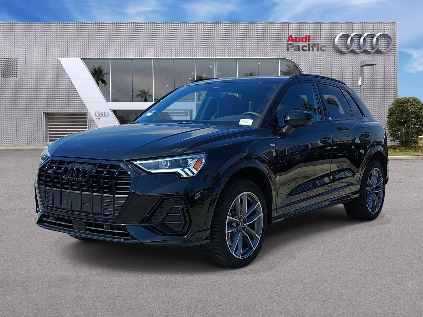 Certified 2025 Audi Q3 2.0T Premium w/ Convenience Package AWD/4WD image 1