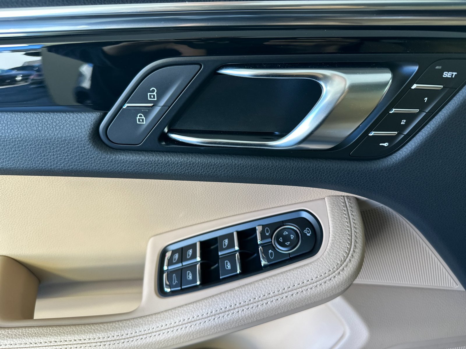 Certified 2026 Porsche Macan AWD/4WD image 12