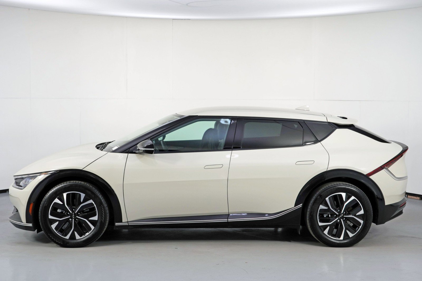 Used 2023 Kia EV6 Wind image 48