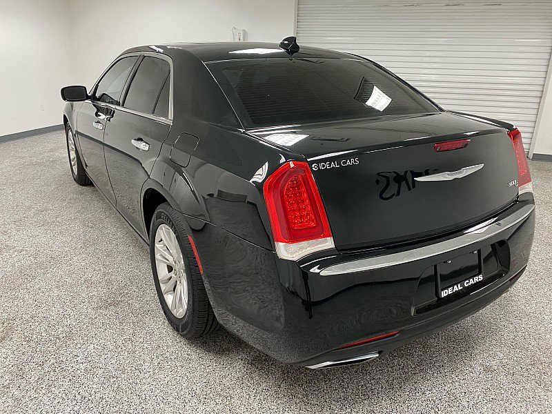 Used 2017 Chrysler 300 C image 7