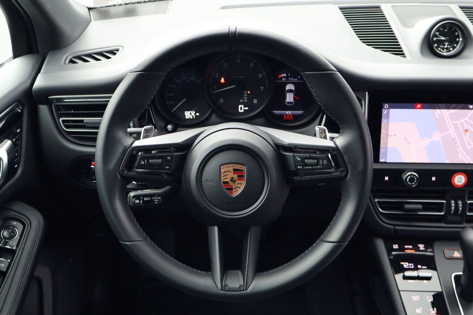 Certified 2025 Porsche Macan image 15