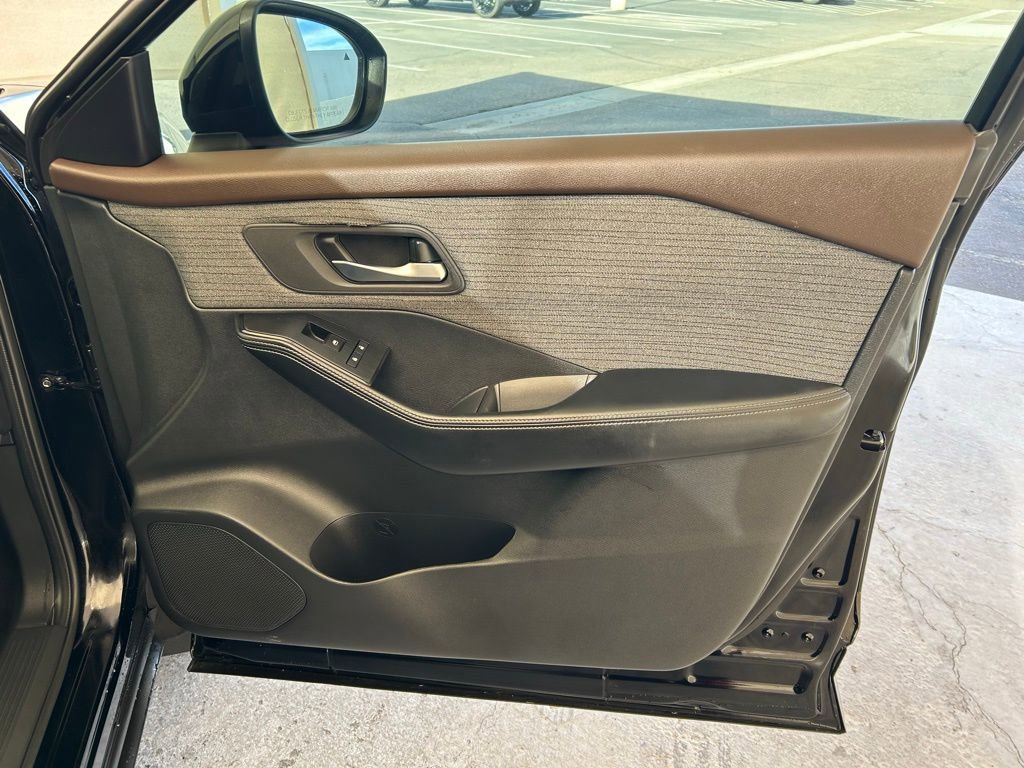 Used 2023 Nissan Rogue SV image 17