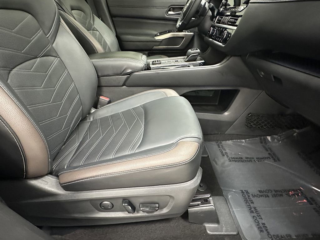 Used 2023 Nissan Pathfinder Platinum image 14