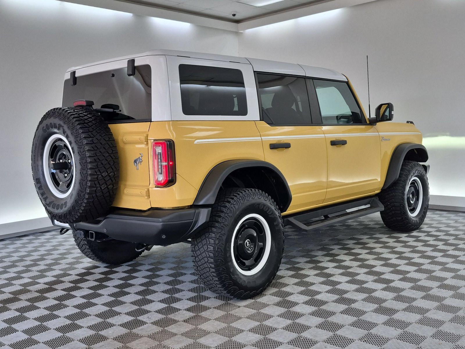 Used 2023 Ford Bronco Heritage Edition AWD/4WD image 9