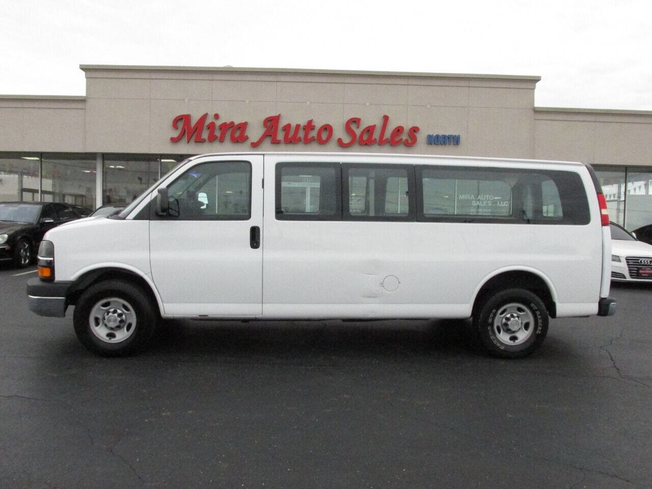 Used 2014 Chevrolet Express 2500 Extended image 2