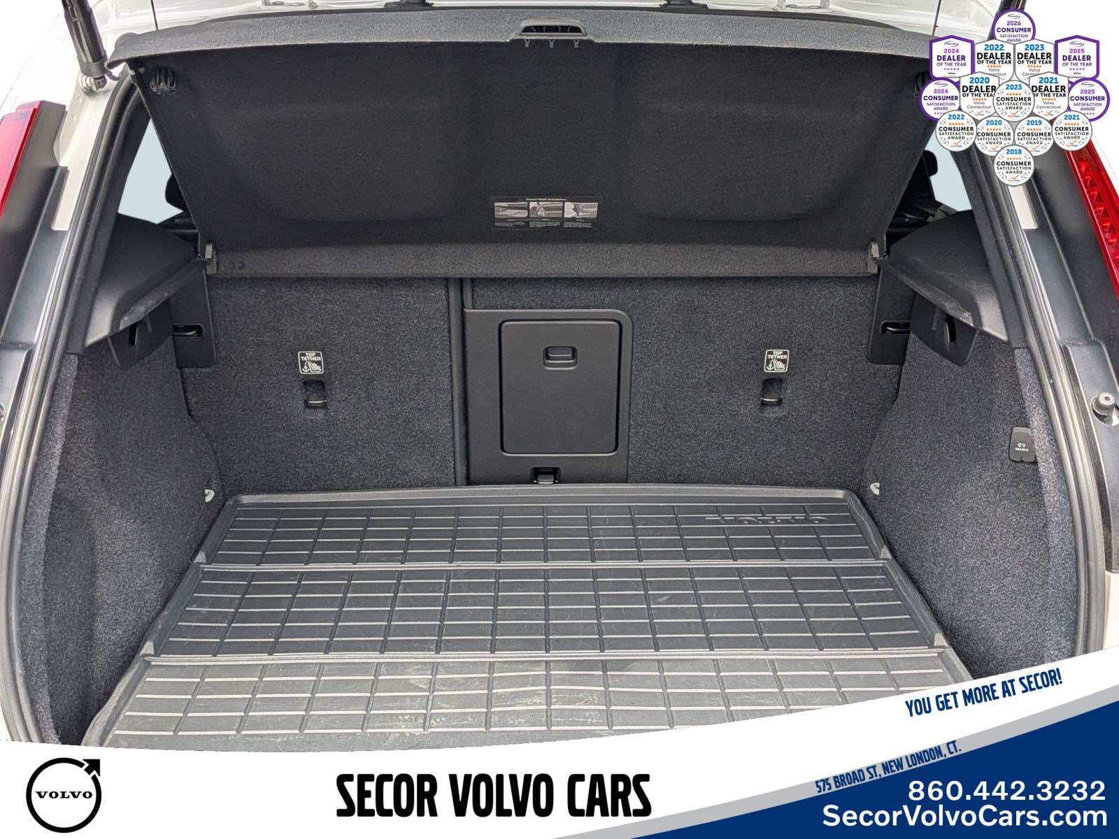 Used 2024 Volvo XC40 B5 Plus w/ Protection Package Premier AWD/4WD image 7