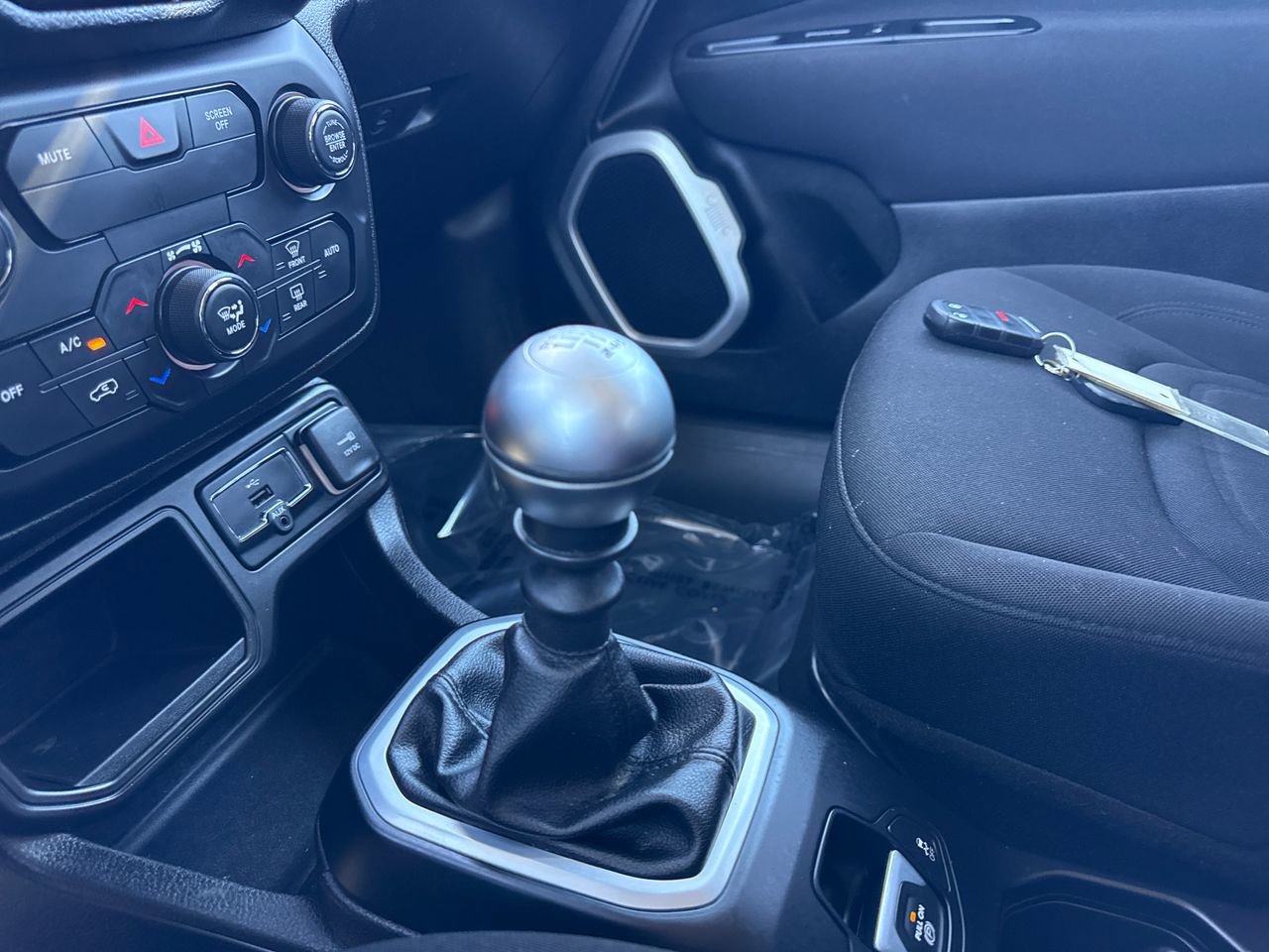 Used 2018 Jeep Renegade Latitude image 23