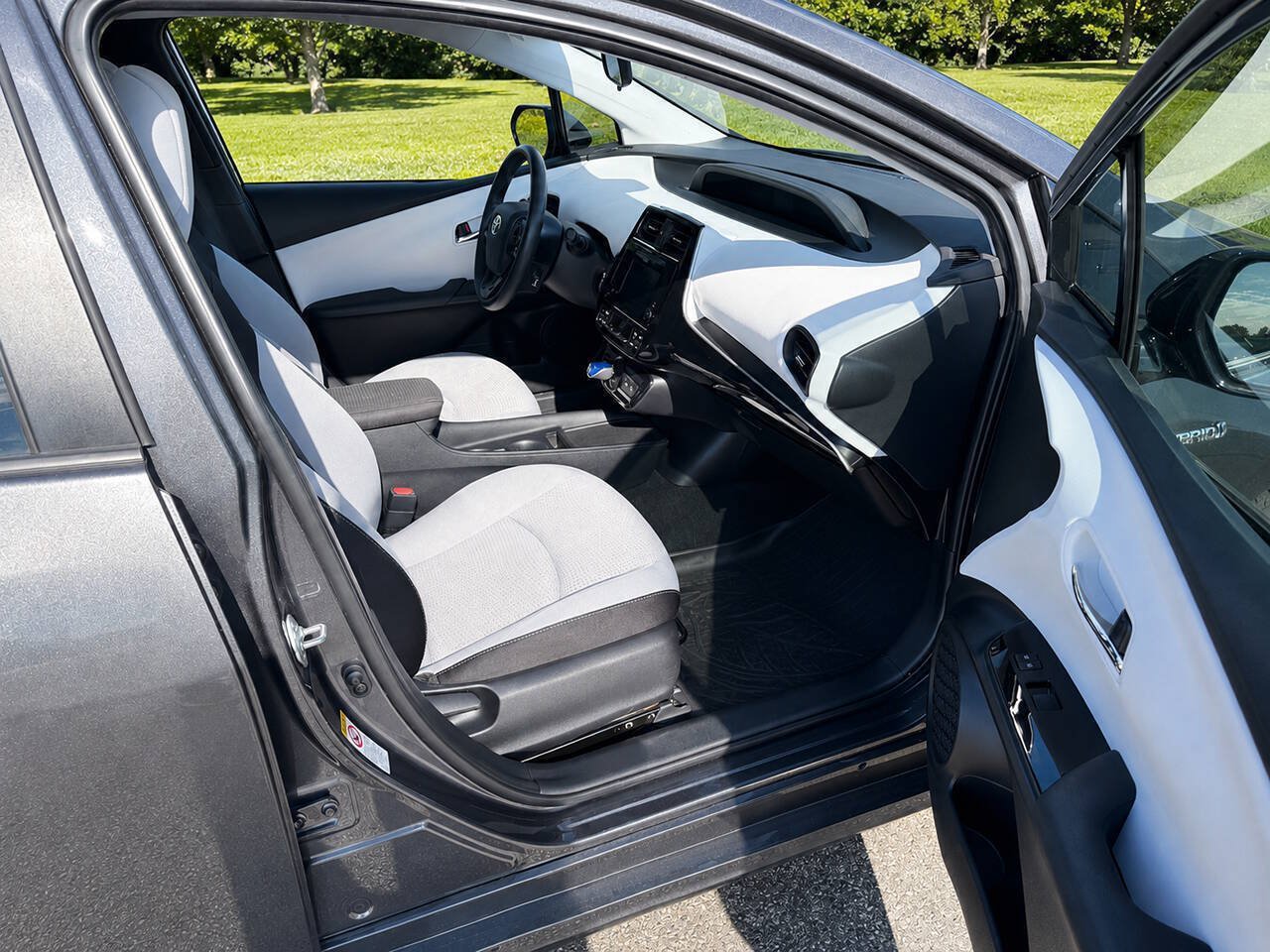 Used 2019 Toyota Prius LE FWD image 9