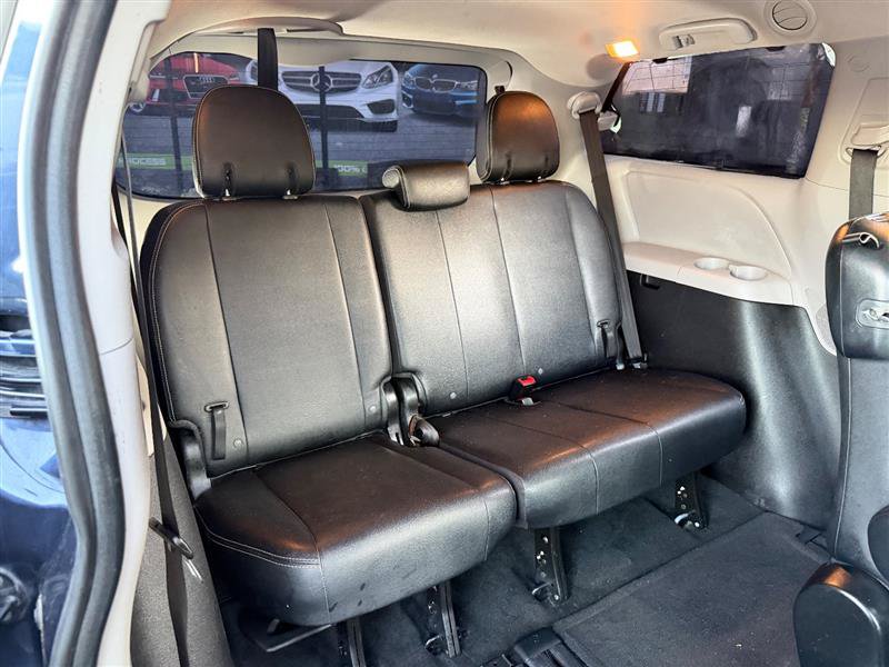 Used 2018 Toyota Sienna SE Premium w/ Carpet Mat Package FWD image 18