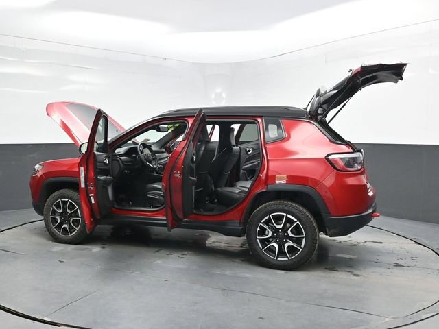 Used 2025 Jeep Compass Trailhawk AWD/4WD image 48
