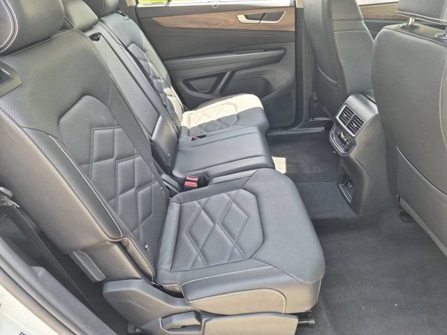 Used 2025 Volkswagen Atlas SE FWD image 30