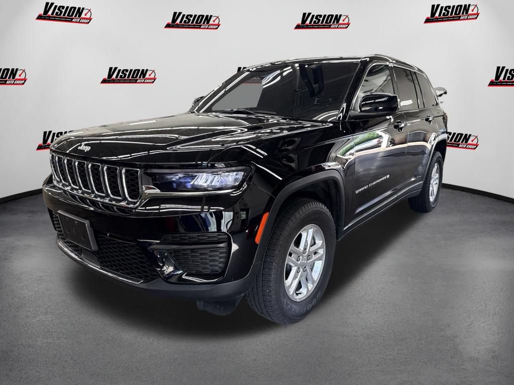 Used 2025 Jeep Grand Cherokee Laredo w/ Luxury Tech Group I AWD/4WD image 1