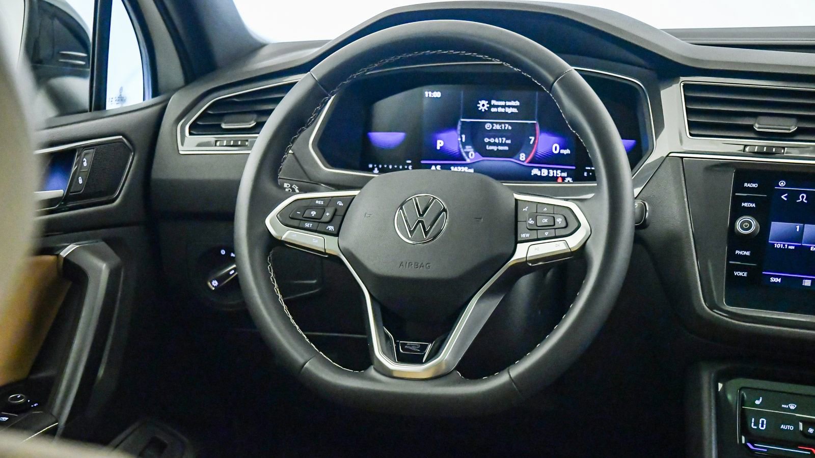 Used 2023 Volkswagen Tiguan SE R-Line image 13