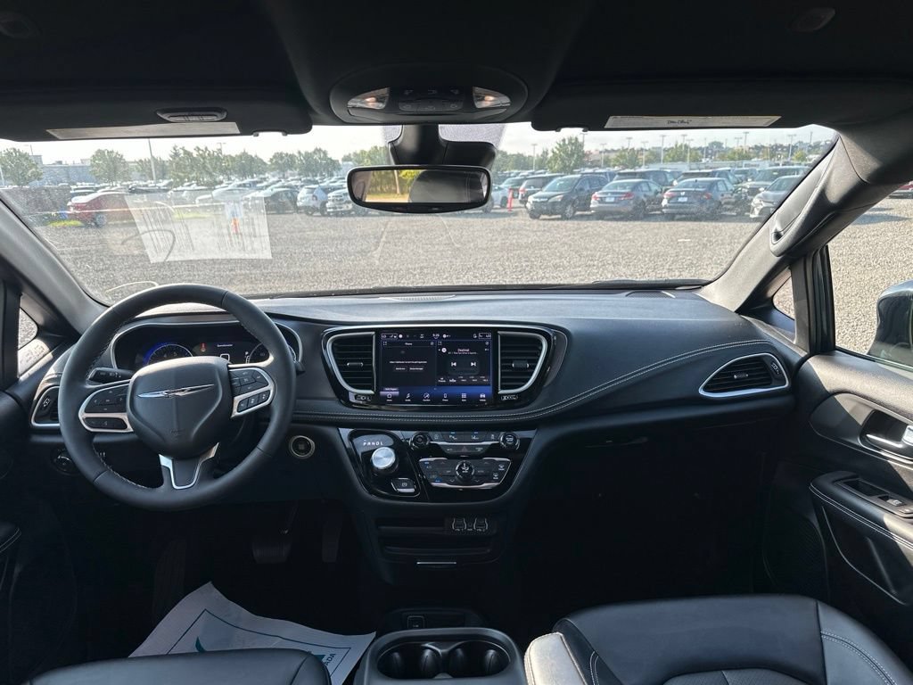 Used 2025 Chrysler Pacifica Select FWD image 18