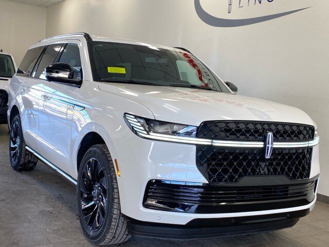 New 2026 Lincoln Navigator Reserve w/ Jet Appearance Package AWD/4WD image 2