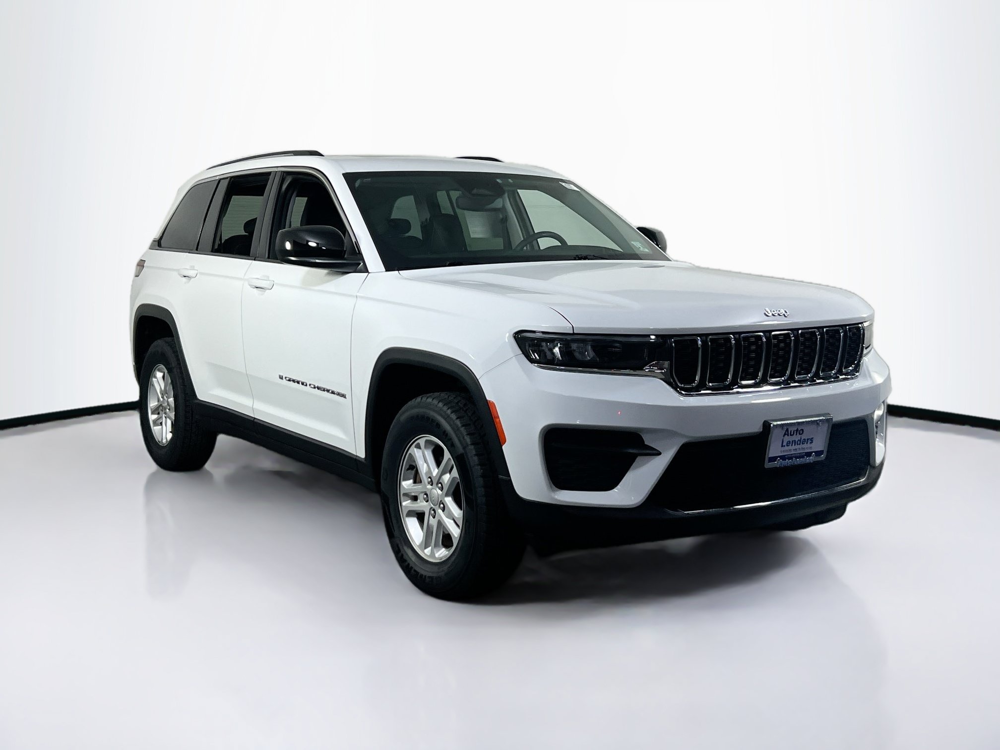 Used 2023 Jeep Grand Cherokee Laredo w/ Luxury Tech Group I AWD/4WD image 3